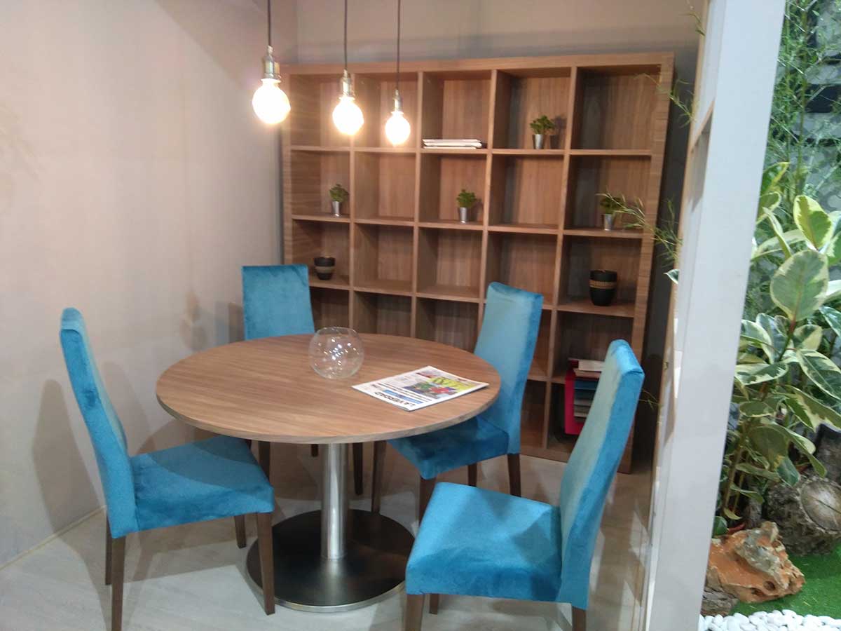 Conjunto Mesa Redonda y Sillas Mueble Auxiliar - Nogal Yecla